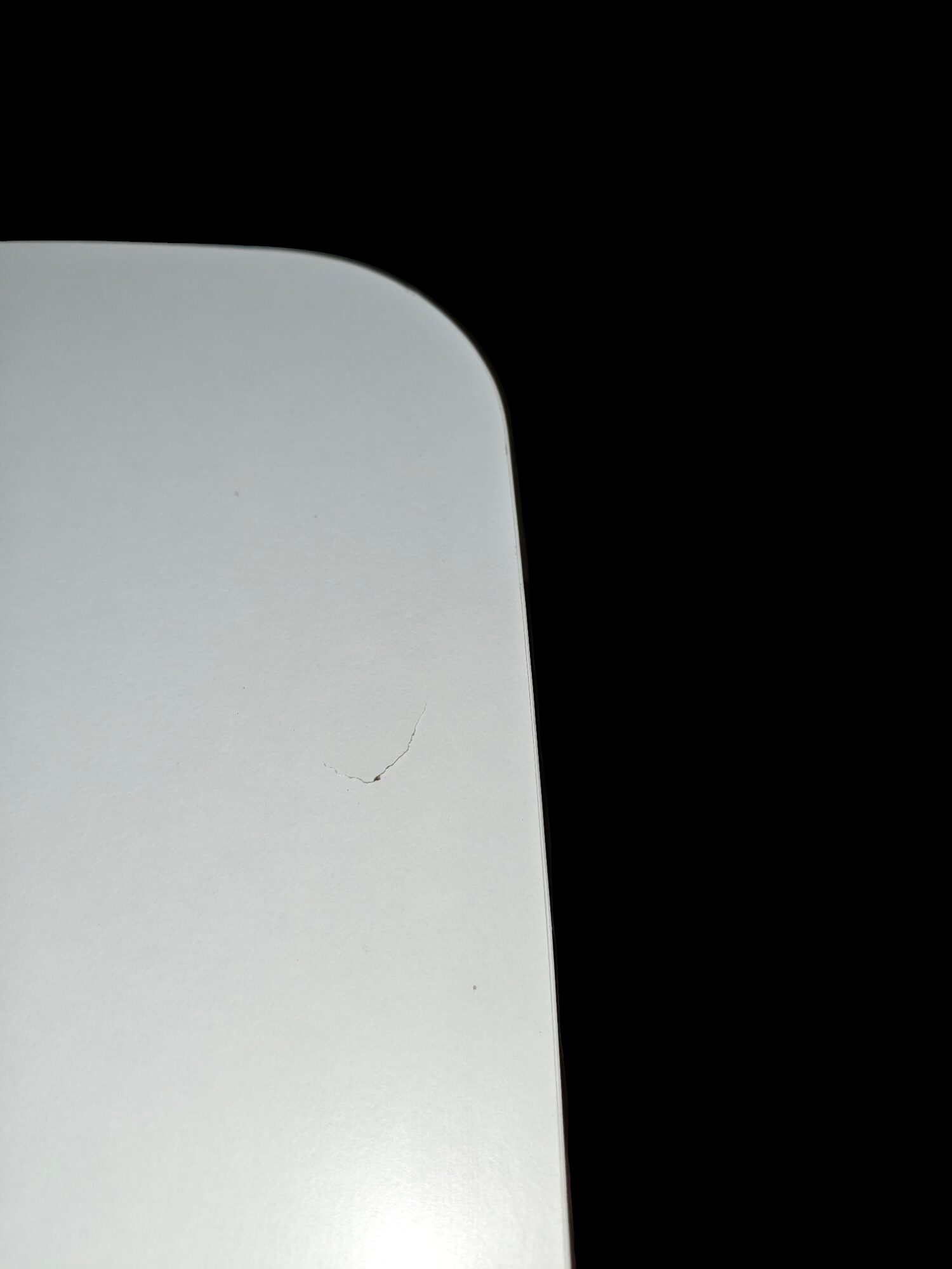 Šoninis staliukas su medžiaginiu krepšeliu.