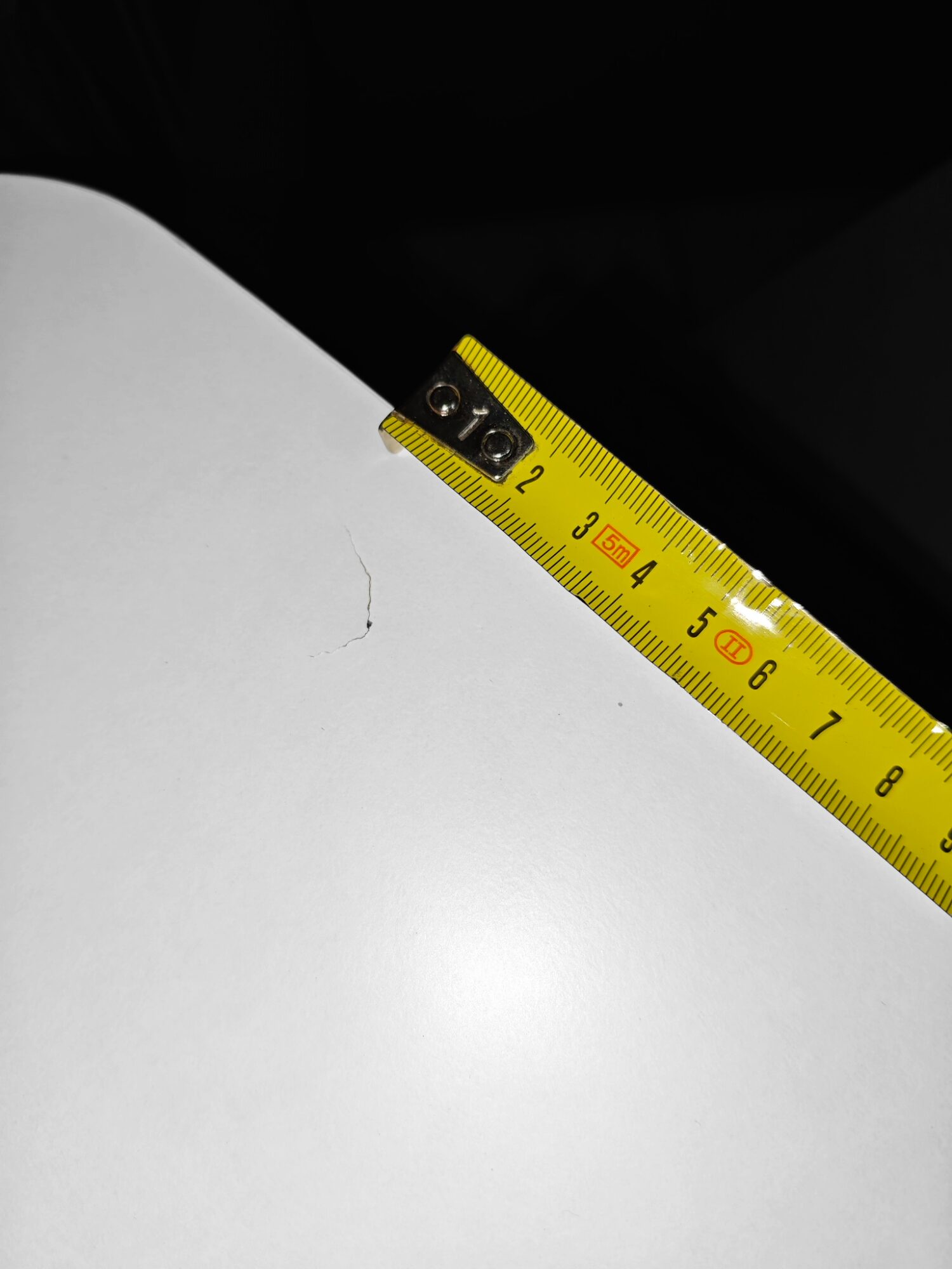 Šoninis staliukas su medžiaginiu krepšeliu.