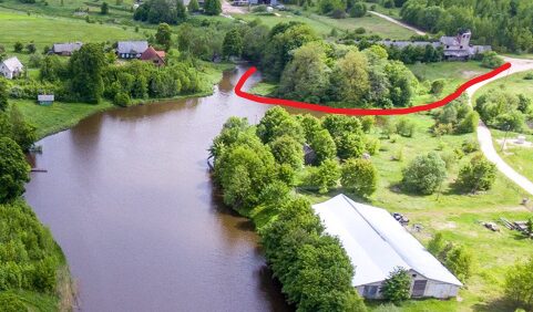 Vandens pakrantėje parduodamas 122 arų ploto sklypas su mūriniu 849 m2 ploto pastatu ir pakrantės mišku šalia Vilniaus miesto