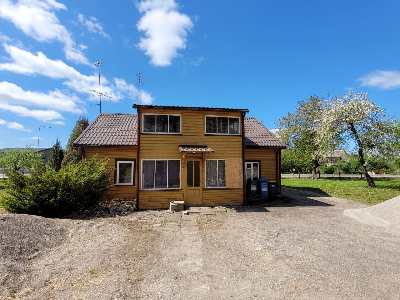 Parduodama rąstinė sodyba Šakių r.sav. , Griškabūdžio k., J. Jablonskio g. 24