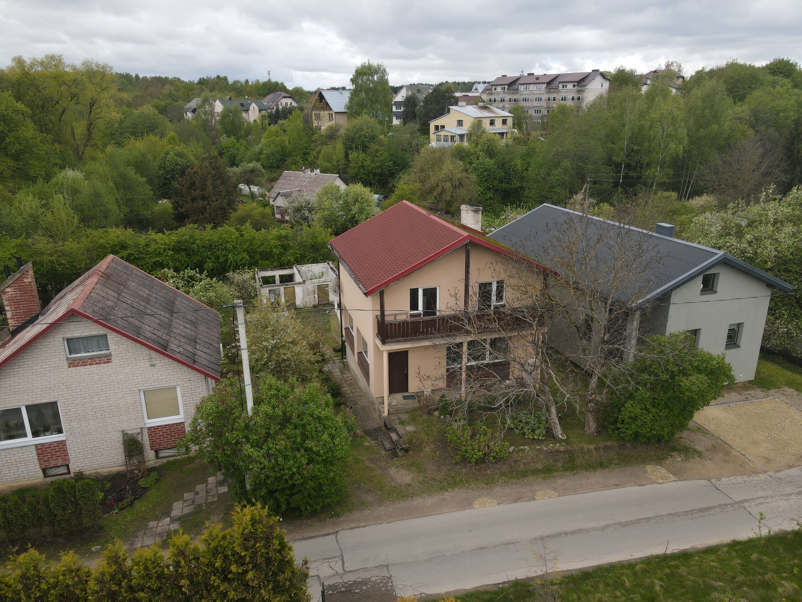 PARDUODAMAS MŪRINIS NAMAS, ŠIAURĖS SODŲ 4-OJI G. 4, VILNIUJE.