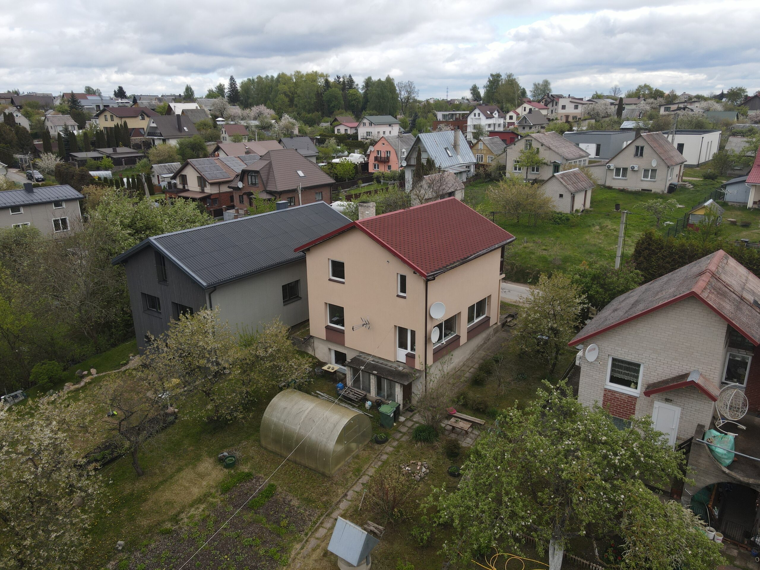 PARDUODAMAS MŪRINIS NAMAS, ŠIAURĖS SODŲ 4-OJI G. 4, VILNIUJE.