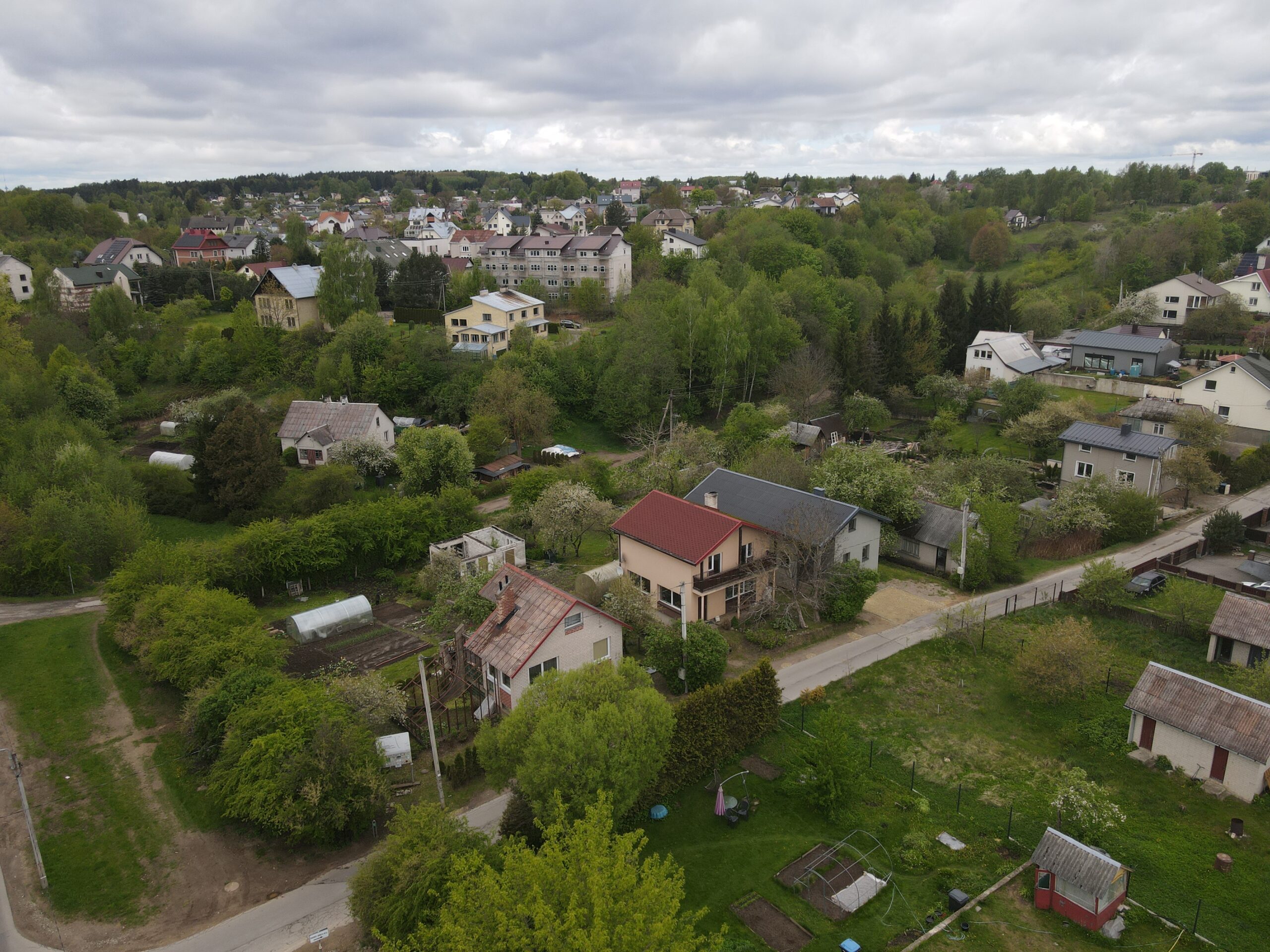 PARDUODAMAS MŪRINIS NAMAS, ŠIAURĖS SODŲ 4-OJI G. 4, VILNIUJE.