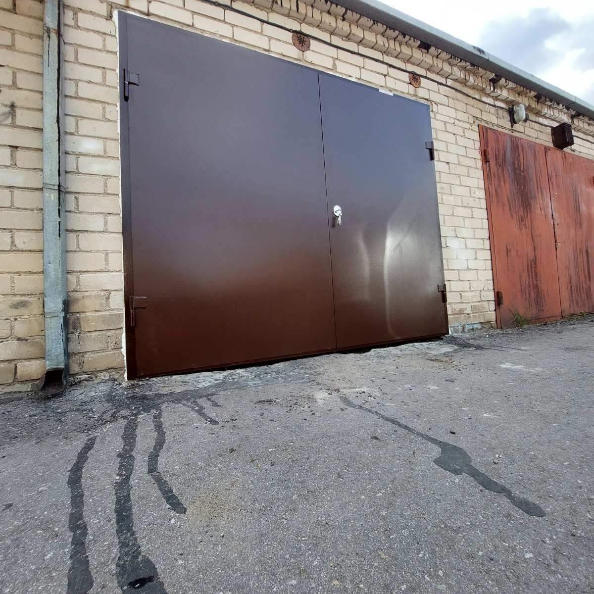 Metaliniai, atveriami garažo vartai, durys.