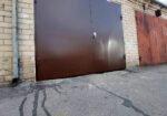 Metaliniai, atveriami garažo vartai, durys.
