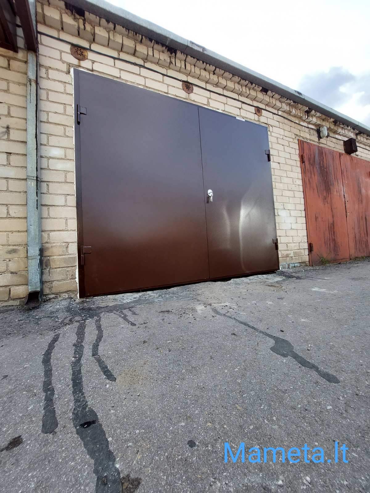 Metaliniai, atveriami garažo vartai, durys.