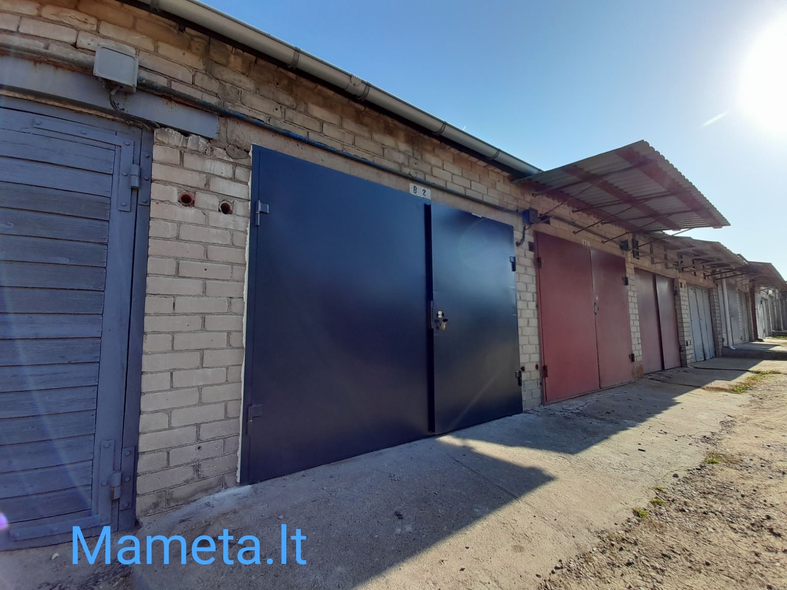 Metaliniai, atveriami garažo vartai, durys.