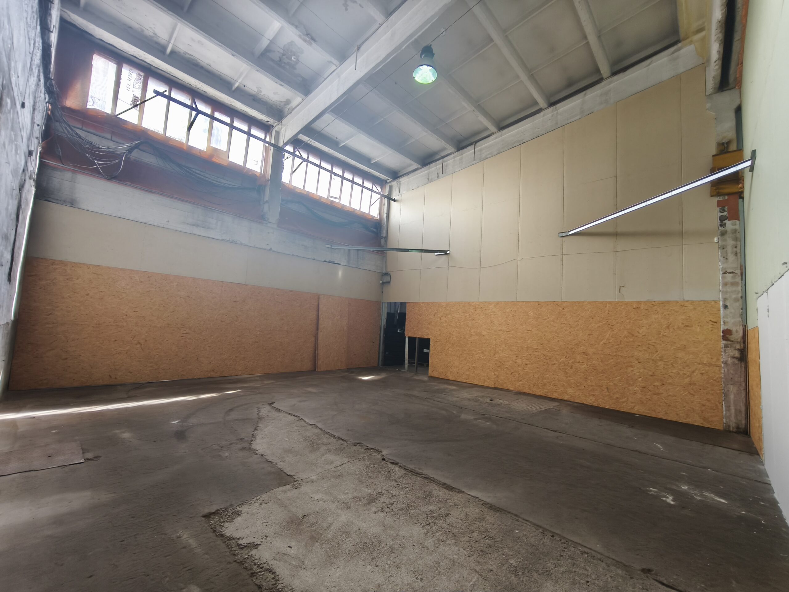 Išnuomojamos Sandėliavimo – Gamybinės – Auto servizui 288 kv patalpos P. Komunos g.