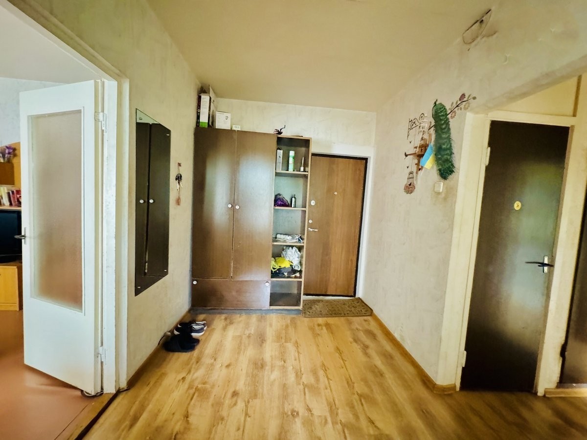 Parduodamas 1 kambario su holu, 44 m2 butas Mogiliovo gatvėje, Klaipėdoje.