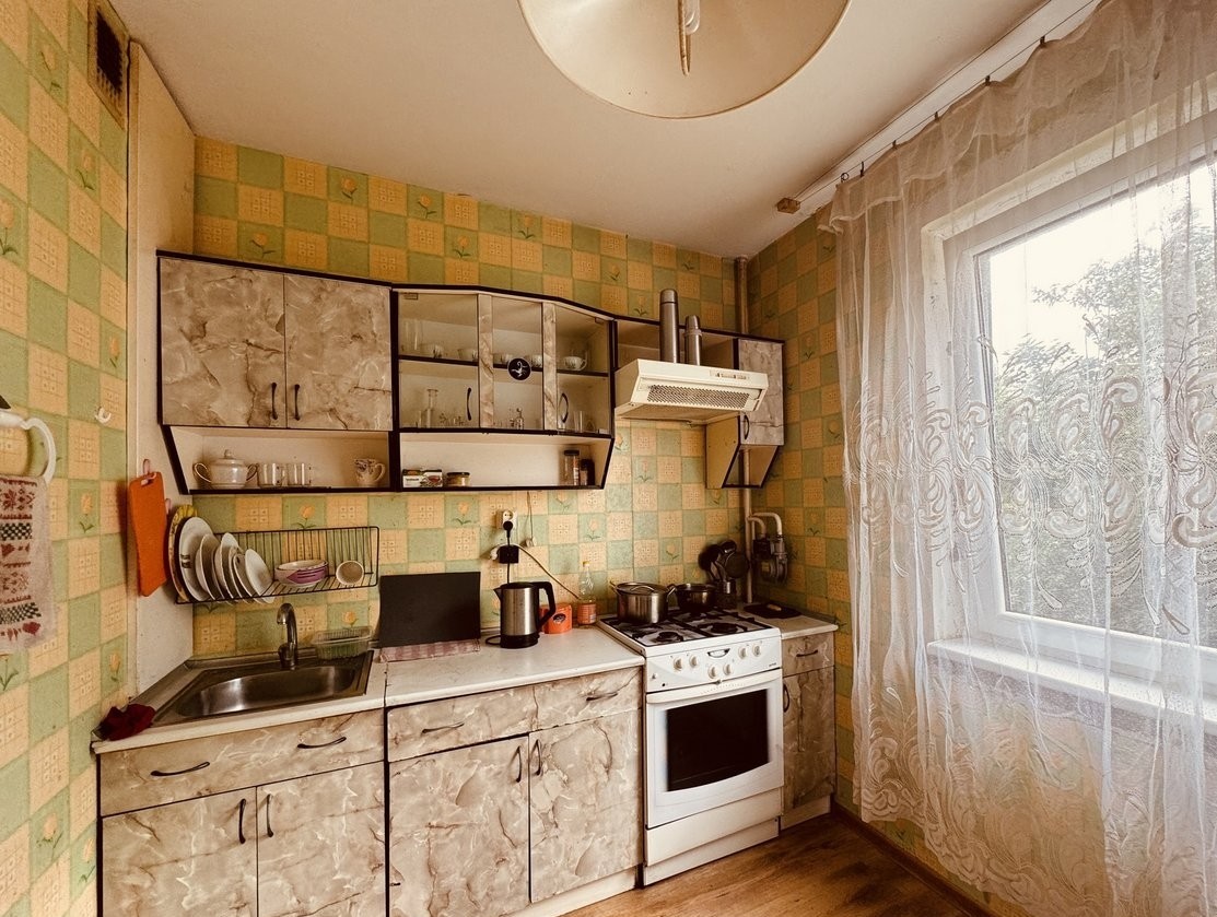 Parduodamas 1 kambario su holu, 44 m2 butas Mogiliovo gatvėje, Klaipėdoje.