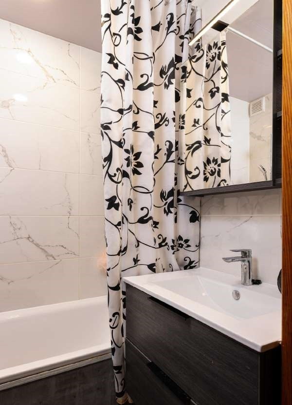 Parduodamas 3 kambarių su holu, 78 kv.m butas Varpų gatvėje, Klaipėdoje.