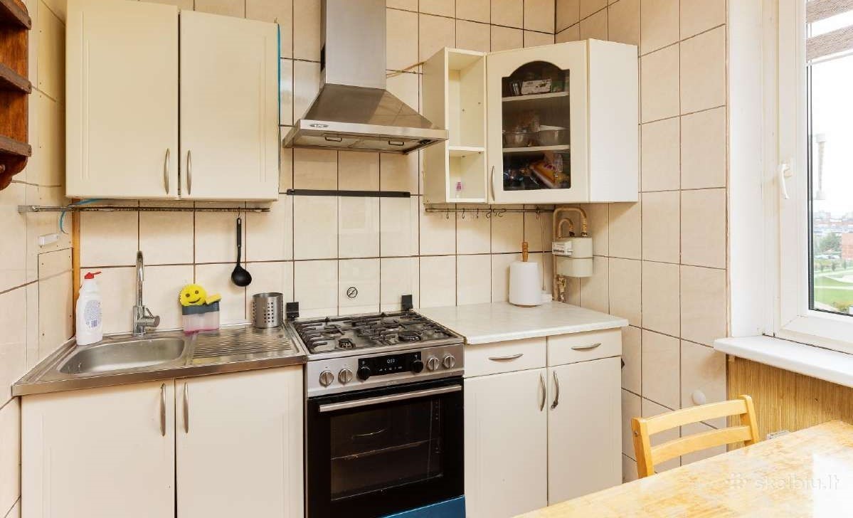 Parduodamas 3 kambarių su holu, 78 kv.m butas Varpų gatvėje, Klaipėdoje.