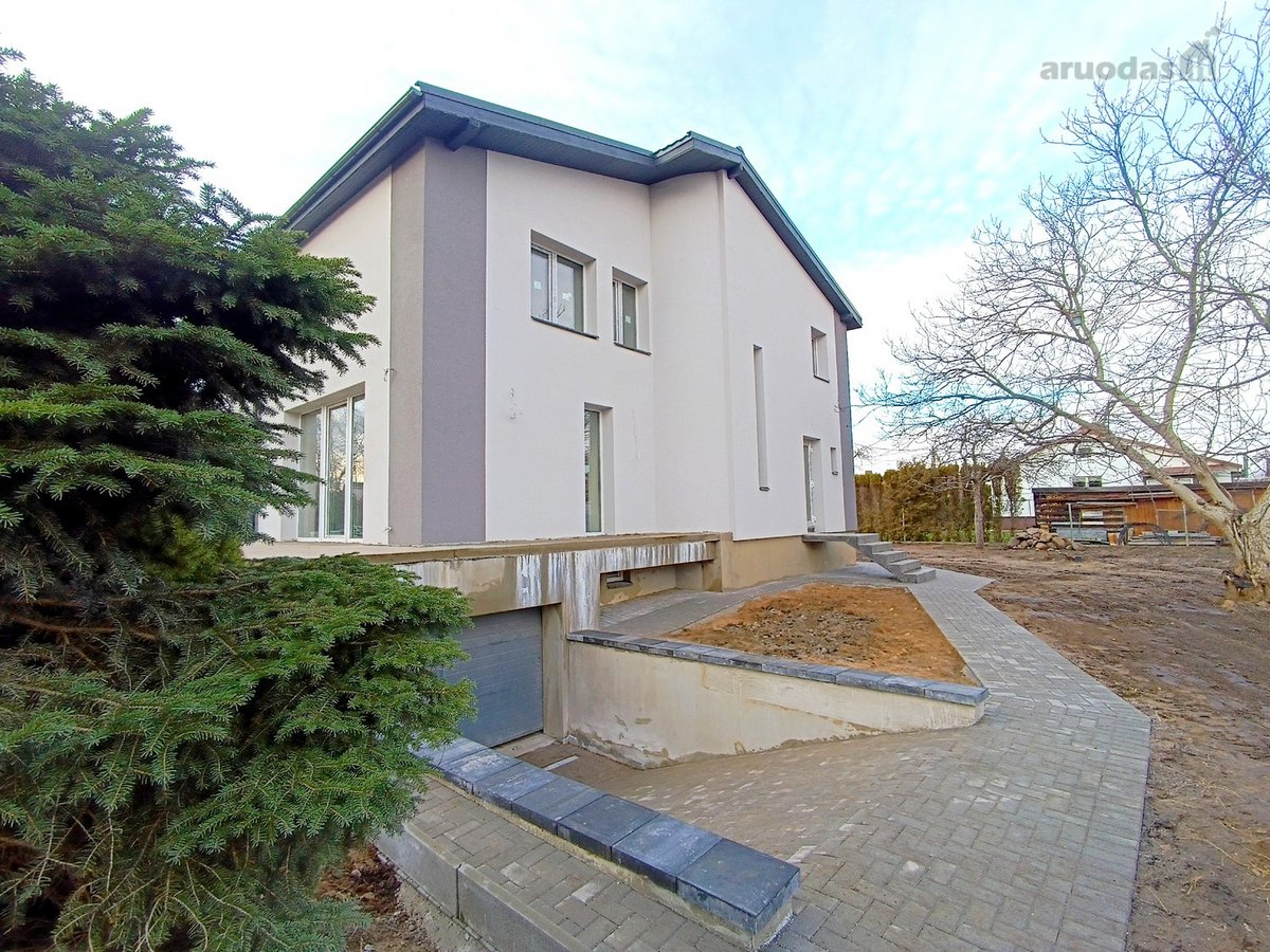 Parduodamas erdvus mūrinis namas Balsiuose, Vilniuje