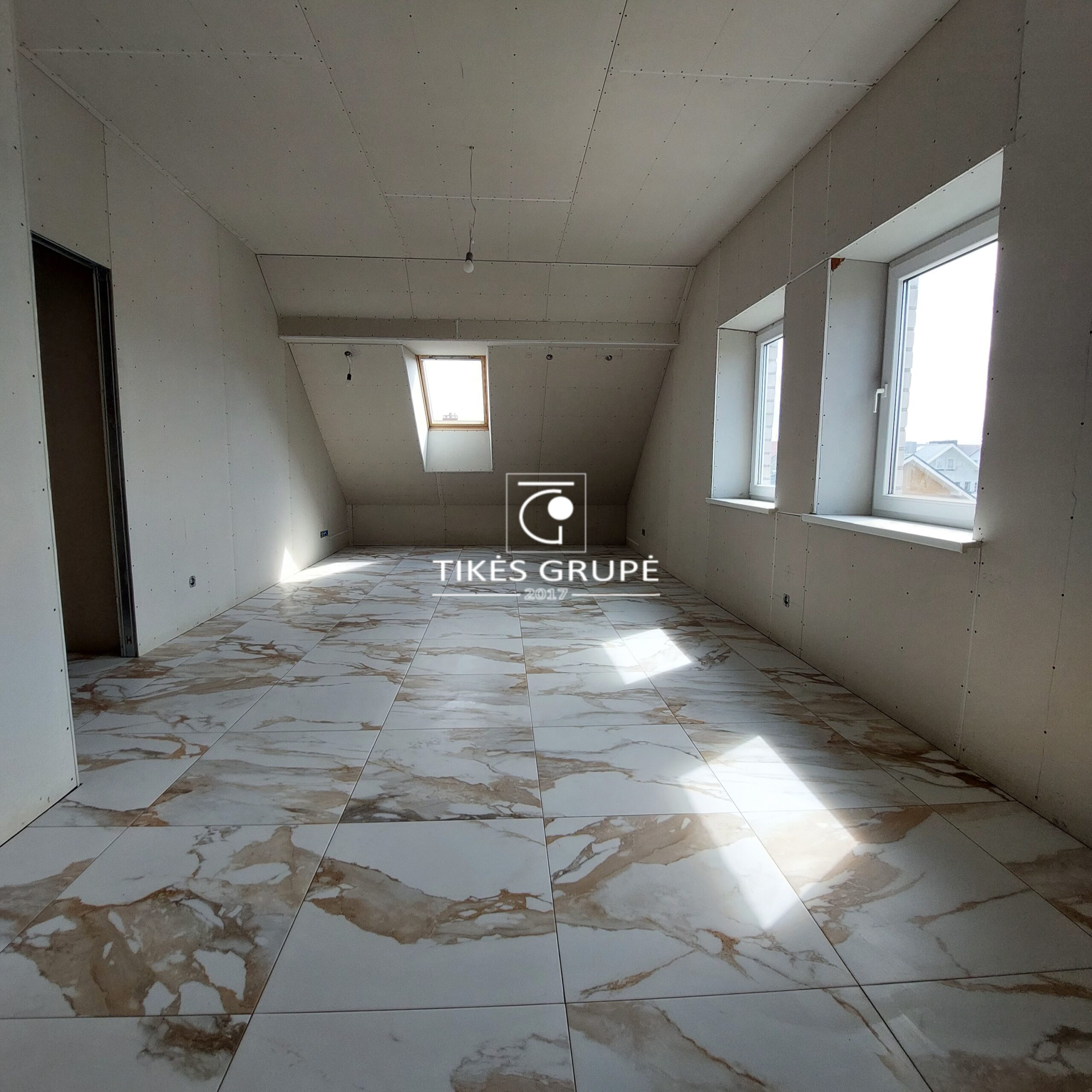 Mažajame kaimelyje parduodamas erdvus namas