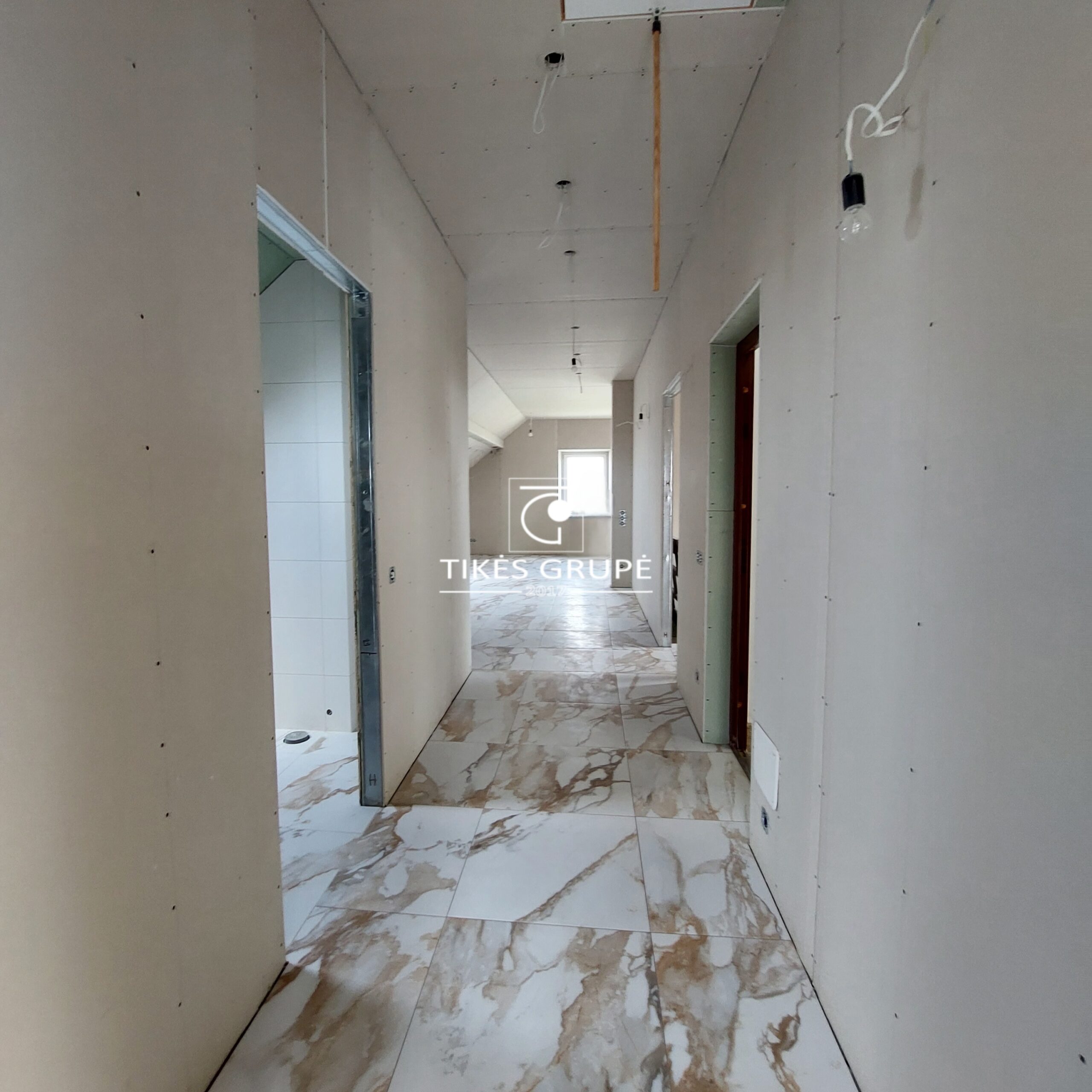 Mažajame kaimelyje parduodamas erdvus namas