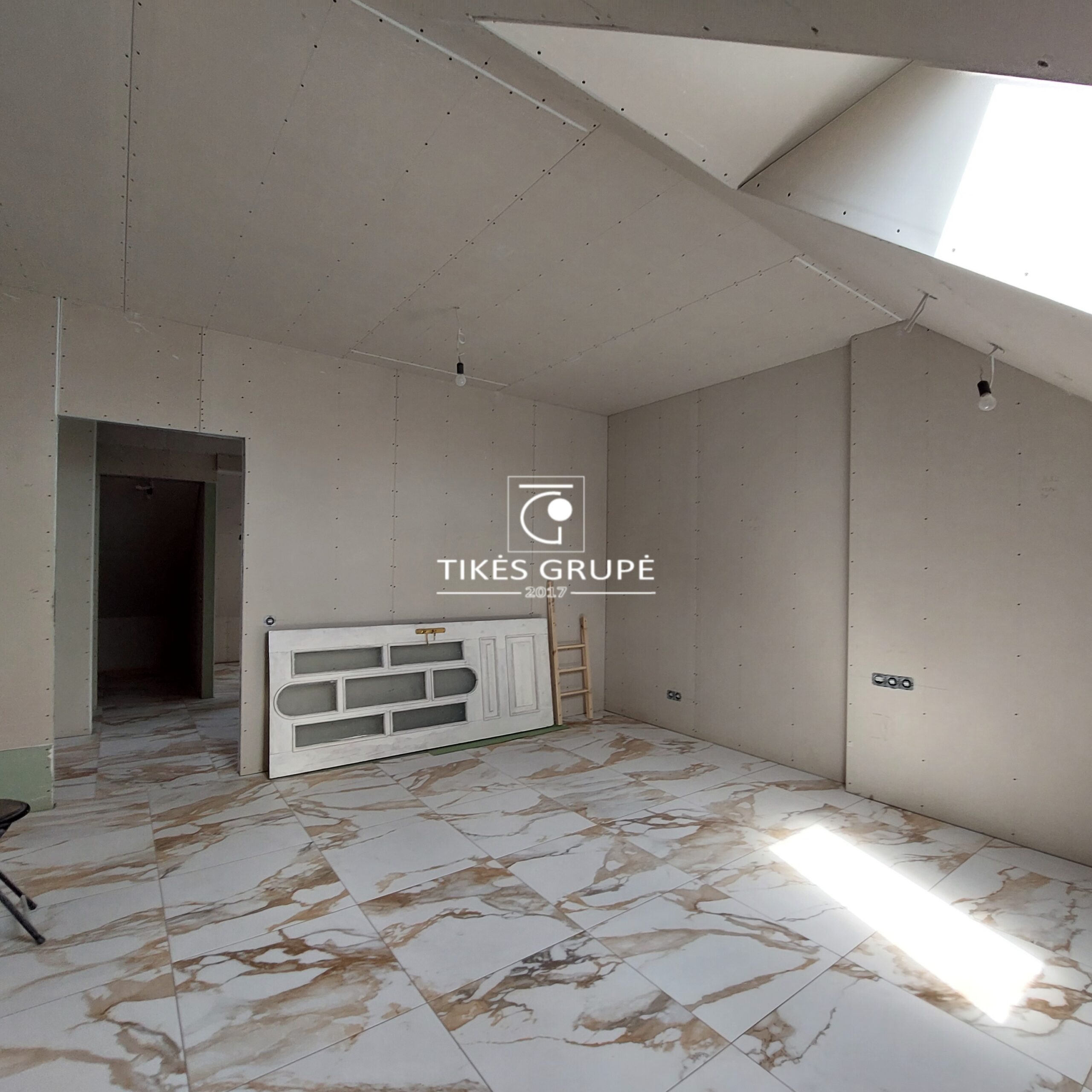 Mažajame kaimelyje parduodamas erdvus namas