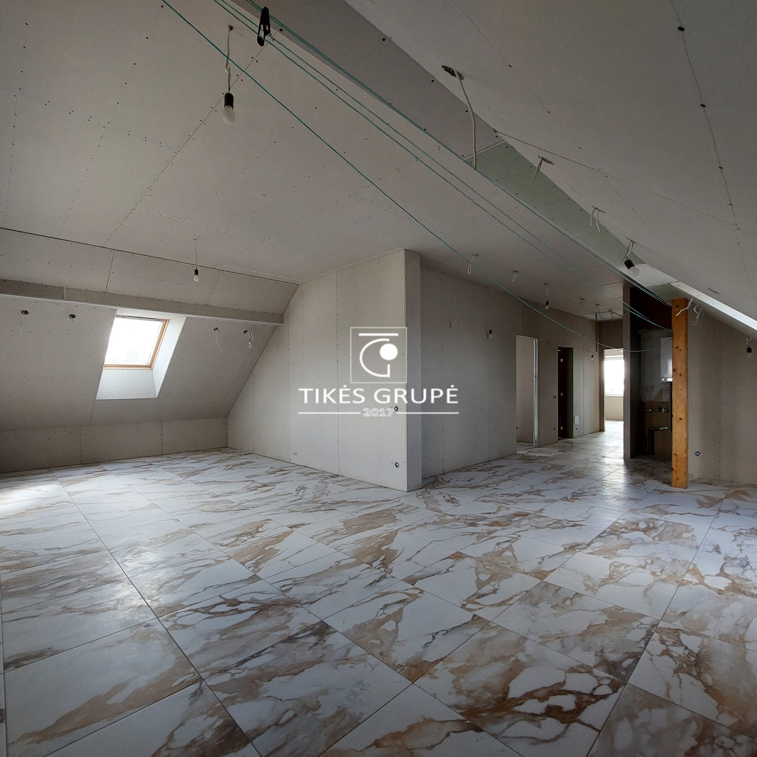 Mažajame kaimelyje parduodamas erdvus namas