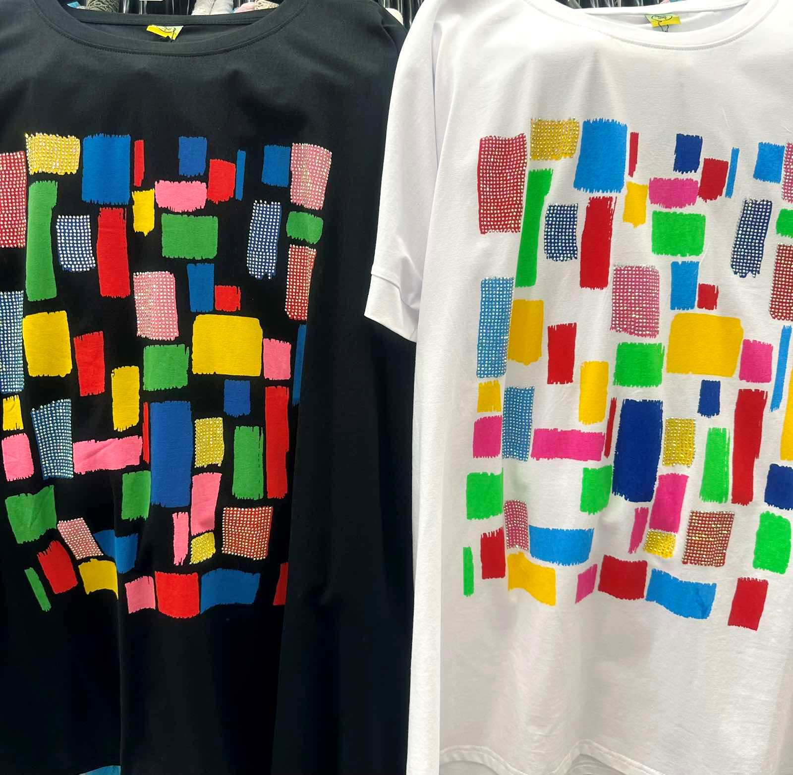 Didelių dydžių palaidinės su spalvotais raštais ir cirkonio akutėmis