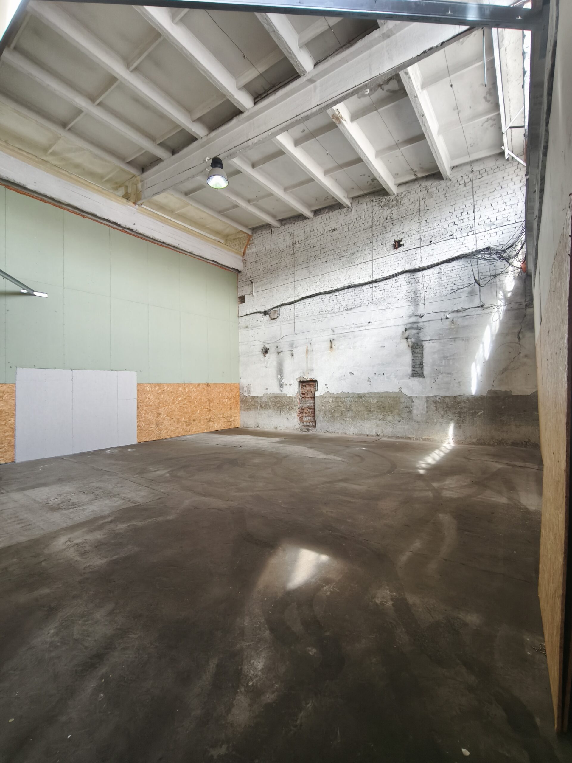 Išnuomojamos sandėliavimo, gamybinės patalpos Klaipėdoje. Patalpų aprašymas: Paryžiaus Komunos g,