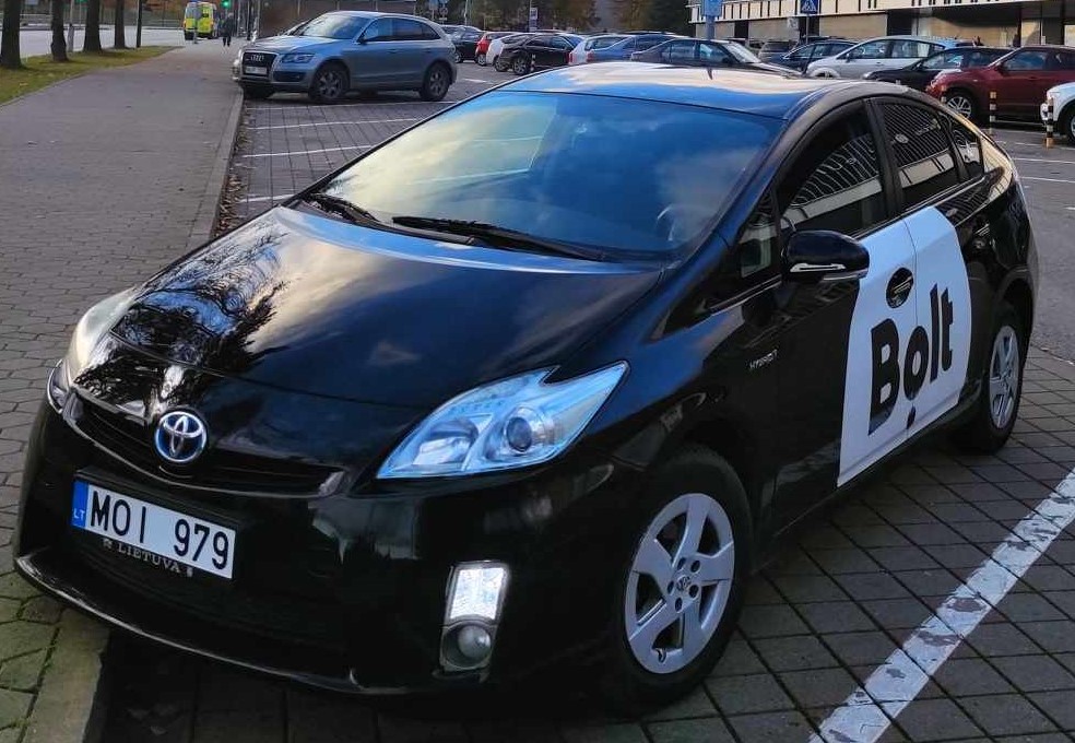 Toyota Prius nuoma ir išperkamoji, darbui – pavežėjams, kurjeriams, taksistams ar asmeninėms reikmėms – visoje Lietuvoje