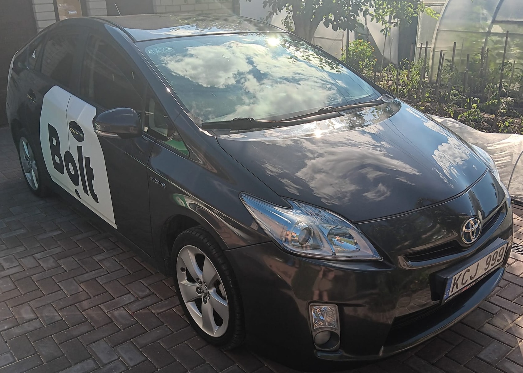 Toyota Prius nuoma ir išperkamoji, darbui – pavežėjams, kurjeriams, taksistams ar asmeninėms reikmėms – visoje Lietuvoje