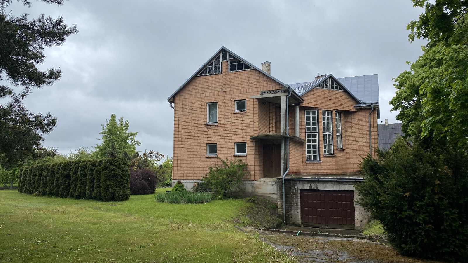 įspūdingas dviejų aukštų namas beveik pačiame Krakių m