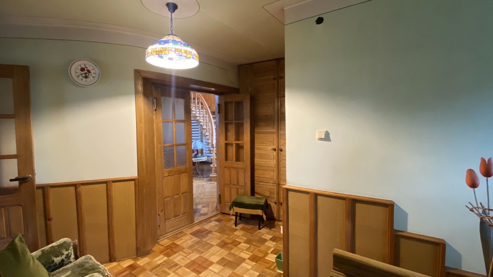 įspūdingas dviejų aukštų namas beveik pačiame Krakių m