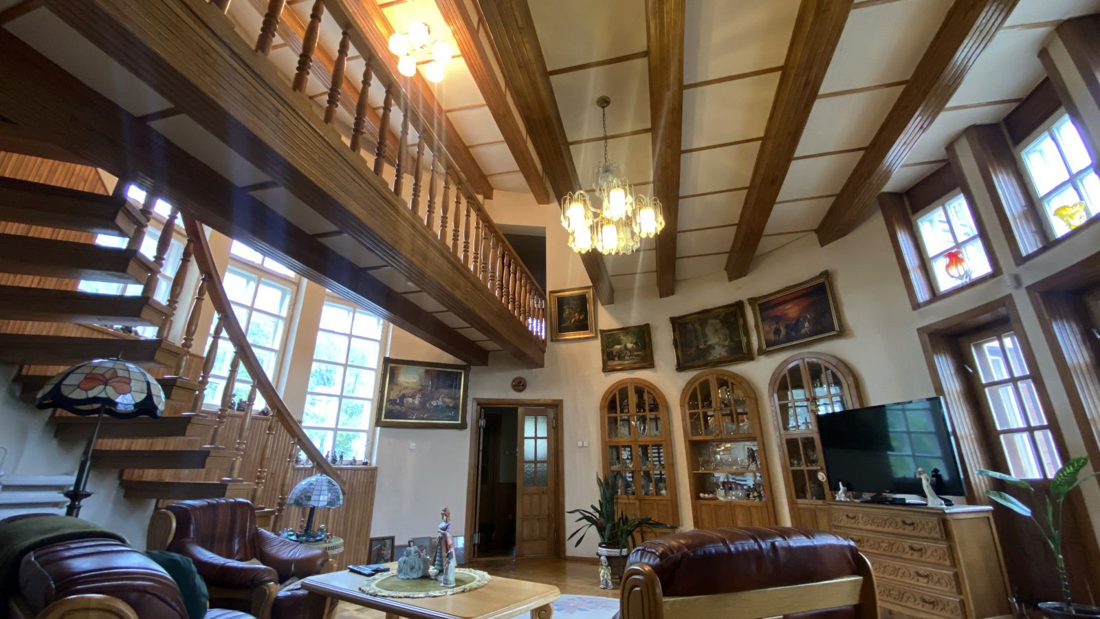 įspūdingas dviejų aukštų namas beveik pačiame Krakių m