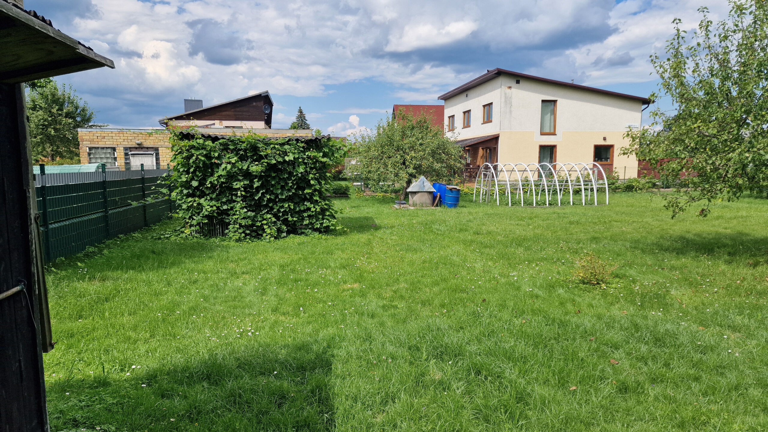 Parduodamas sodų bendrijoje „Šarmutas“ sodas Vėgėlių g. 78 Panevėžys. Sklypas 7,8 aro