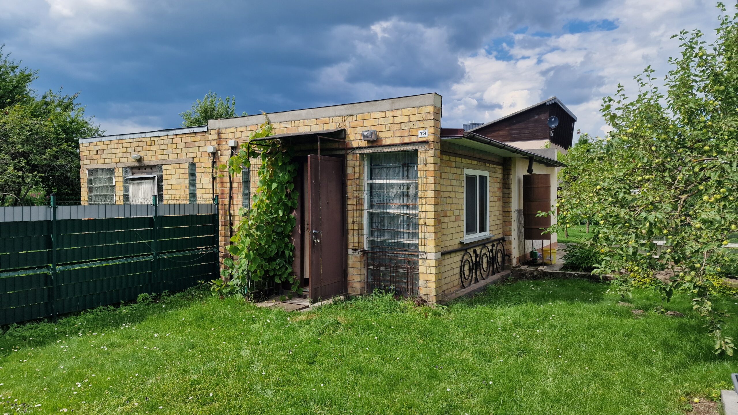 Parduodamas sodų bendrijoje „Šarmutas“ sodas Vėgėlių g. 78 Panevėžys. Sklypas 7,8 aro