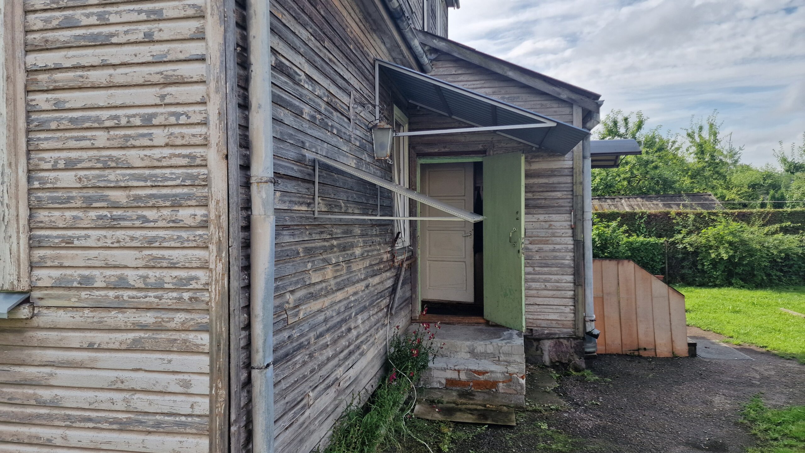 Parduodamas mediniame name 2 kambarių butas pirmame aukšte Staniūnų g. 24 Panevėžys