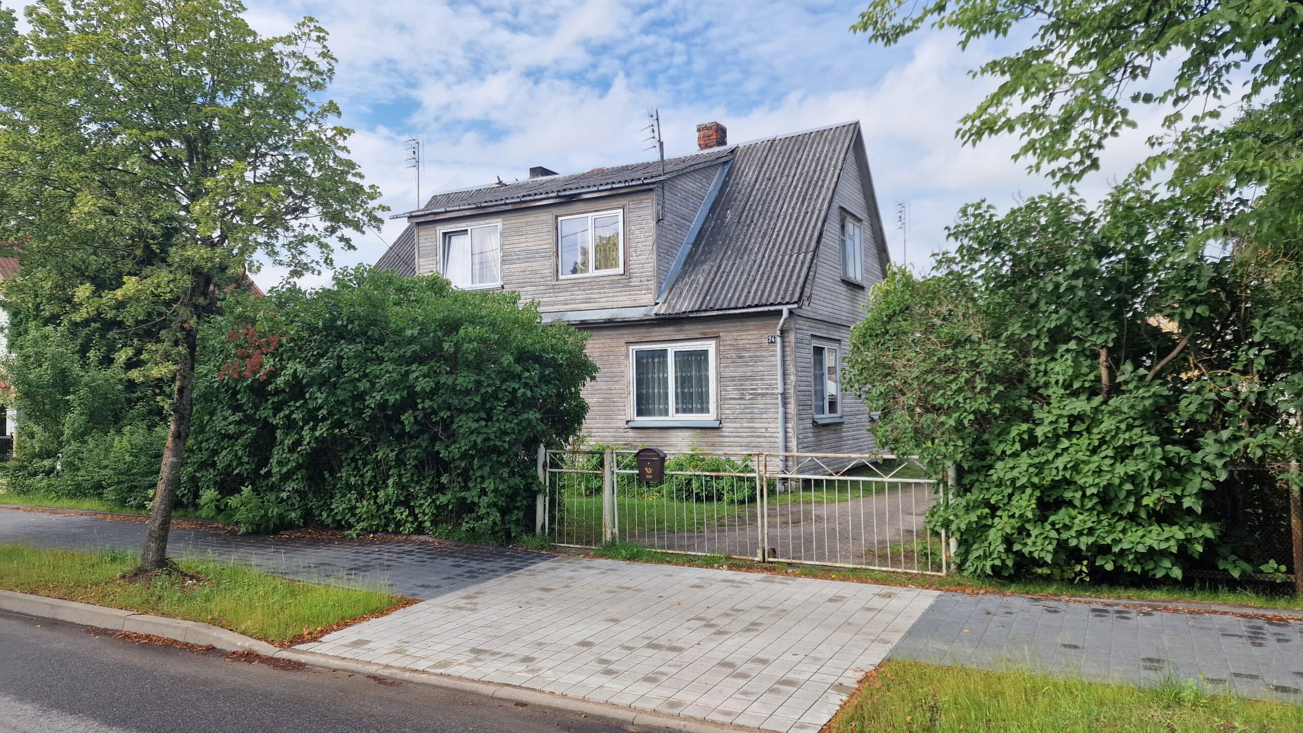 Parduodamas mediniame name 2 kambarių butas pirmame aukšte Staniūnų g. 24 Panevėžys