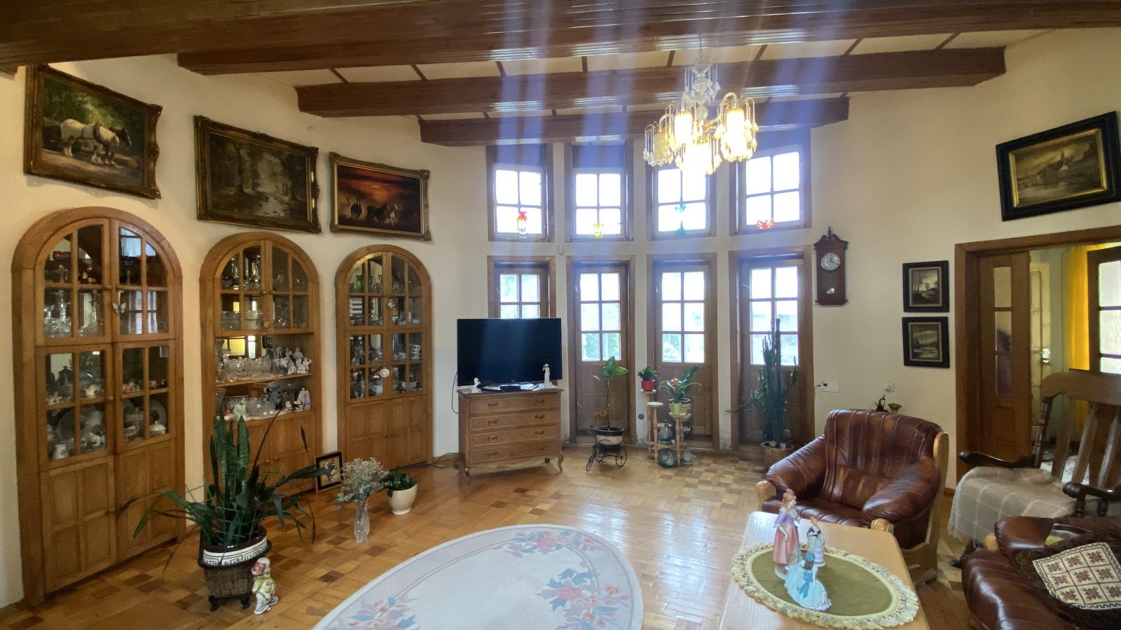 įspūdingas dviejų aukštų namas beveik pačiame Krakių m