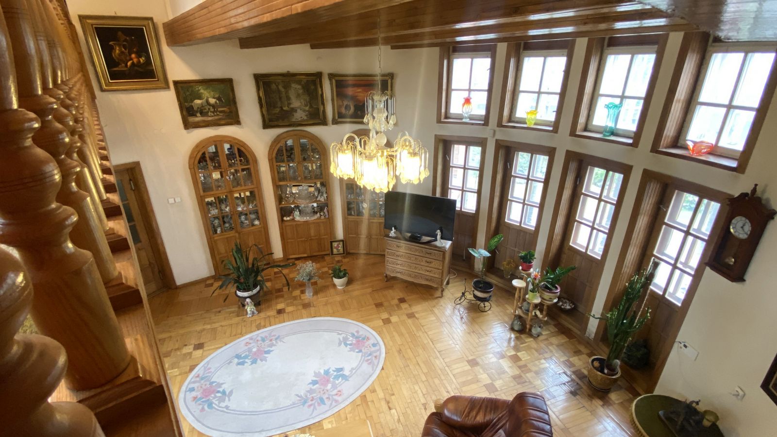 įspūdingas dviejų aukštų namas beveik pačiame Krakių m