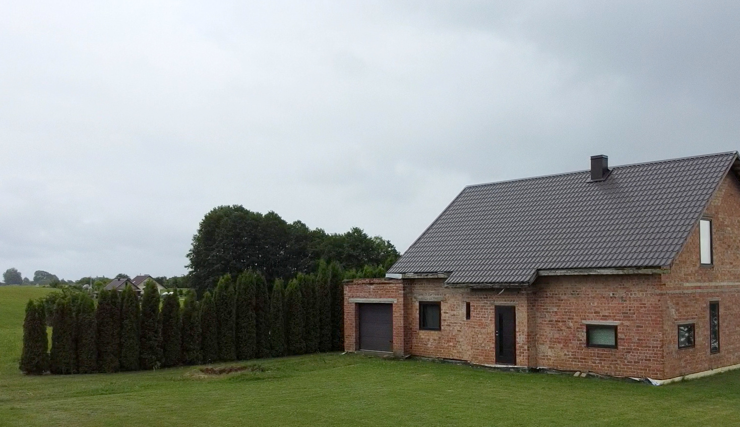 Parduodamas gyvenamasis namas su garažu ir sklypu