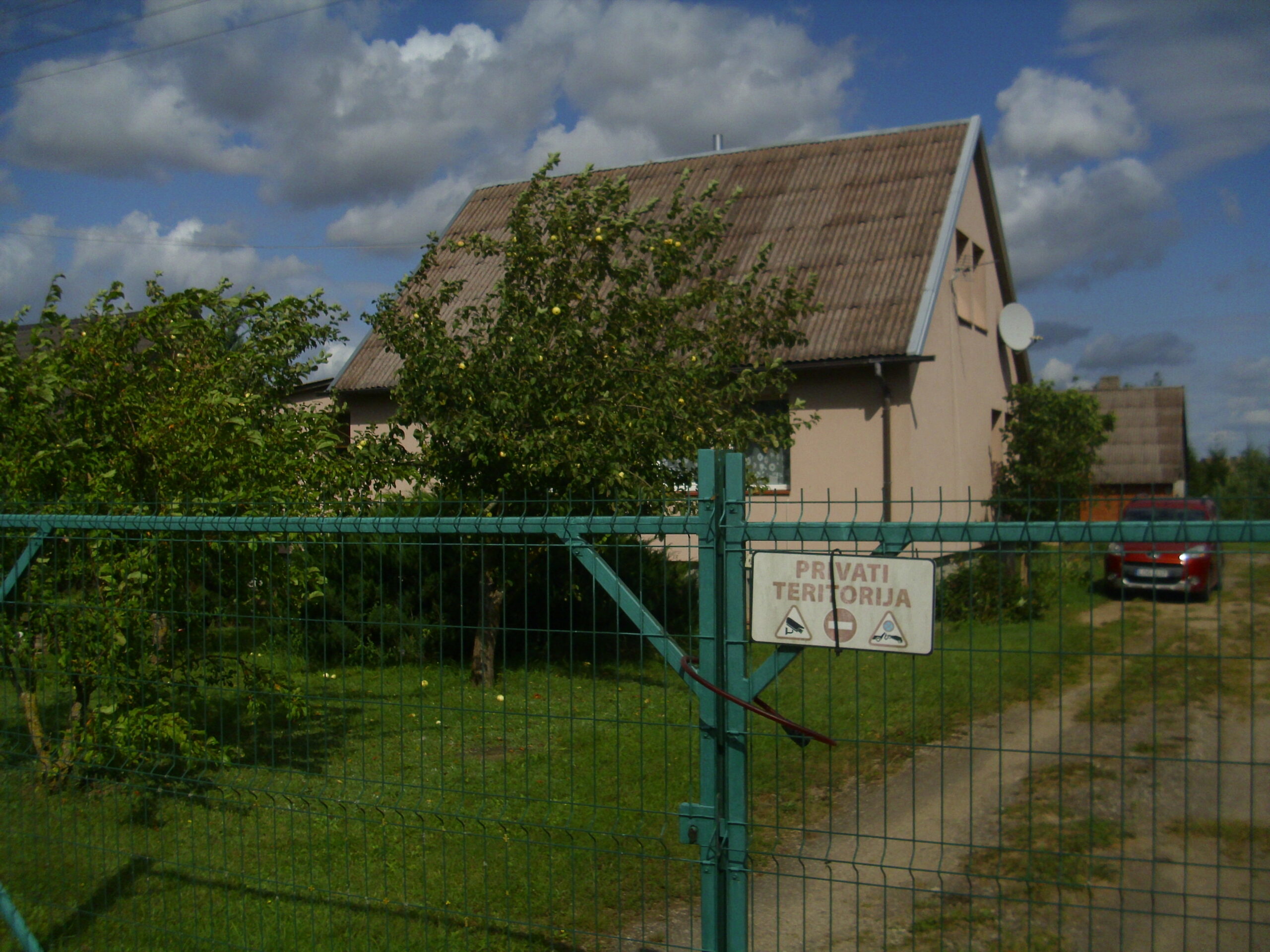 Parduodamas namas su 18 a sklypu. Žemė Ventos gamtos parke, netoli Ventos upės.