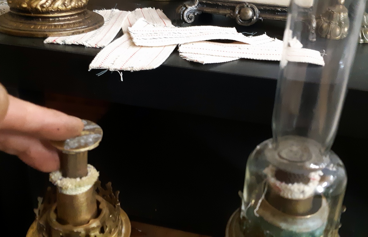 Prabangi sunki antik žibalinė lempa, veikianti.