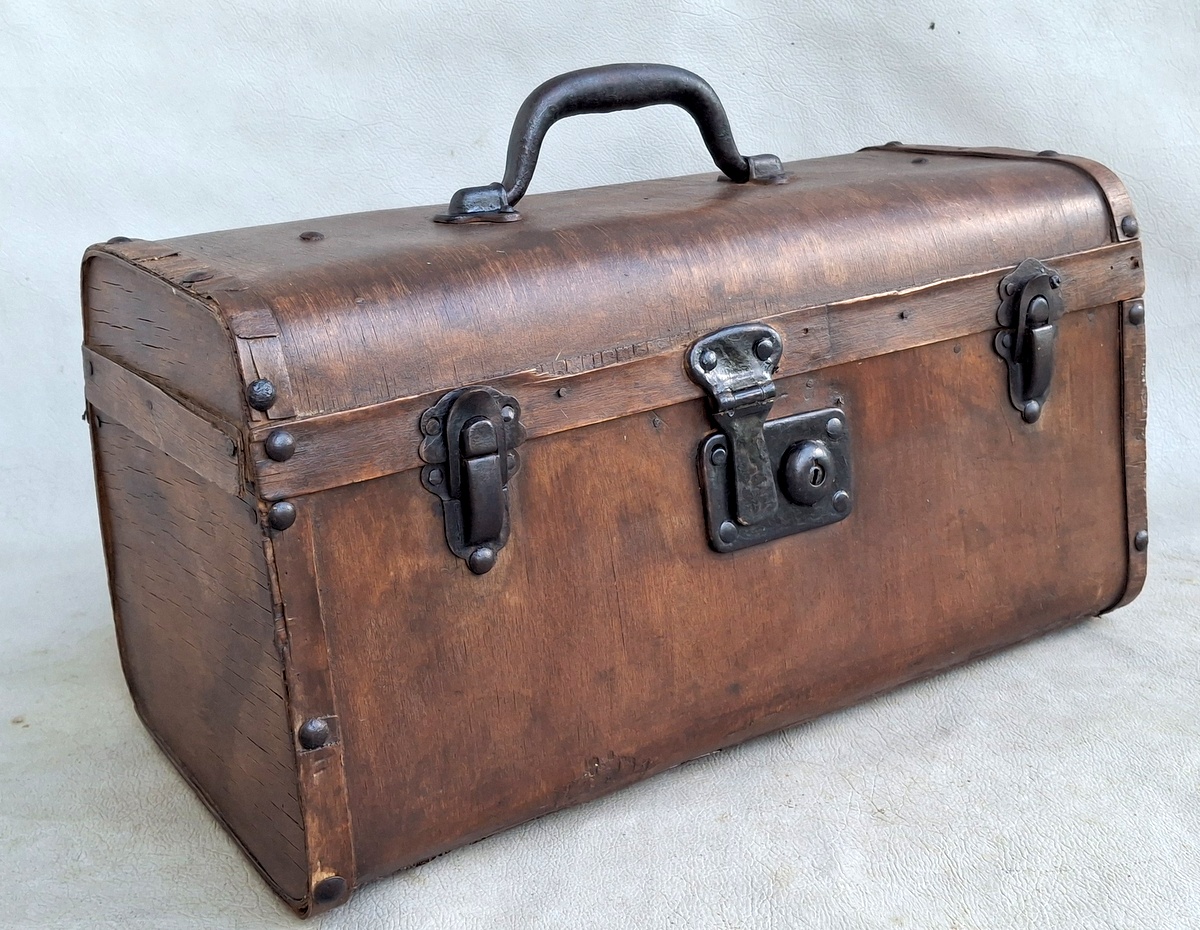 Unikalus XIX a. – tarpukario Daktaro lagaminėlis