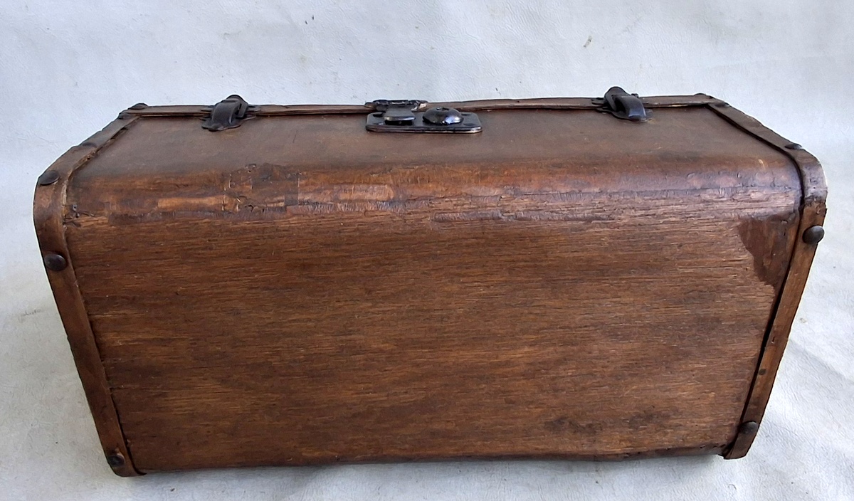 Unikalus XIX a. – tarpukario Daktaro lagaminėlis