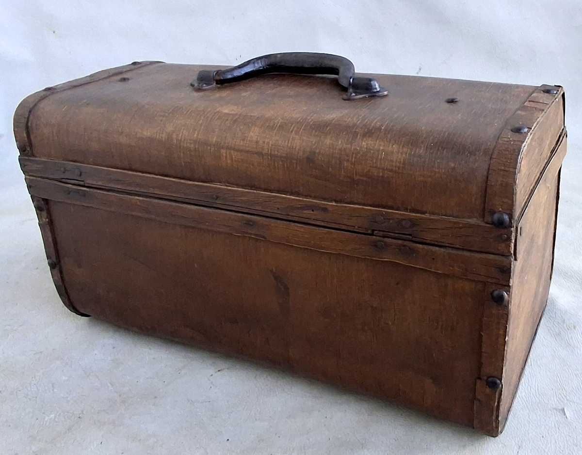 Unikalus XIX a. – tarpukario Daktaro lagaminėlis