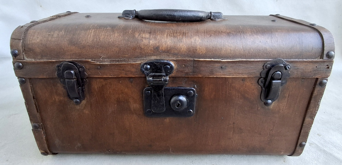 Unikalus XIX a. – tarpukario Daktaro lagaminėlis