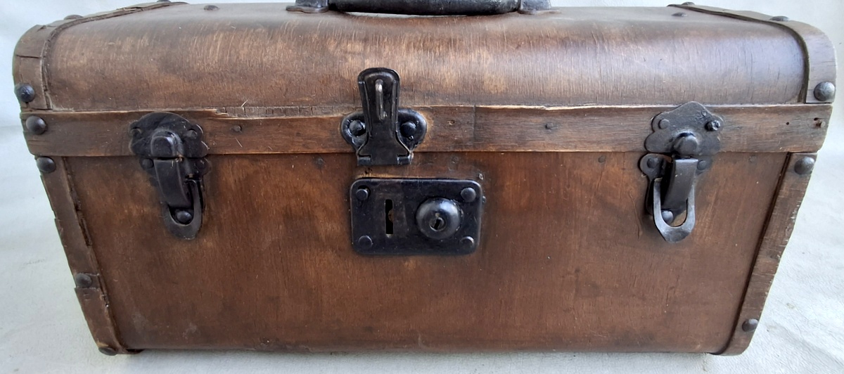 Unikalus XIX a. – tarpukario Daktaro lagaminėlis