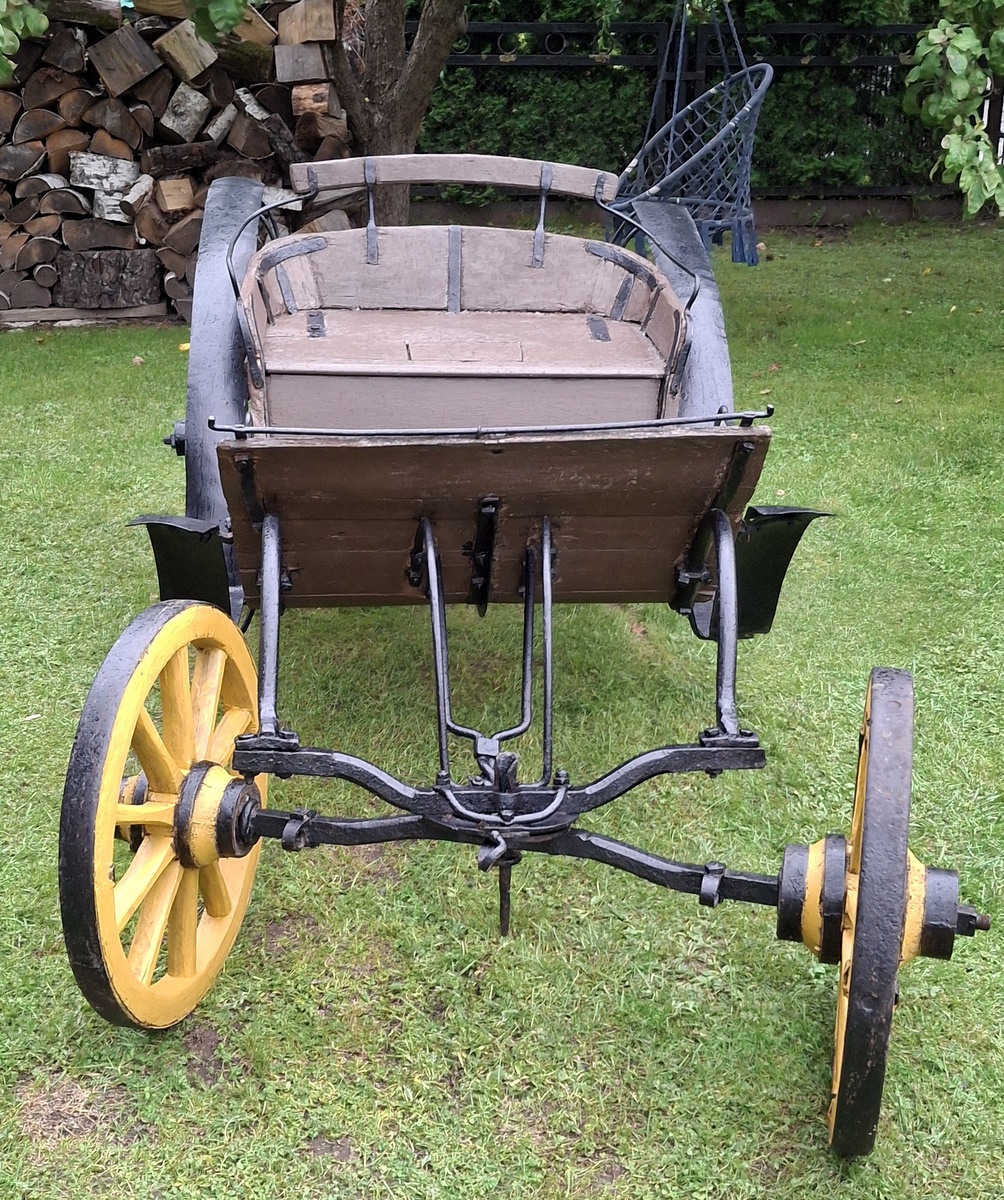 Antikvarinė Brička lineika – karieta be stogo