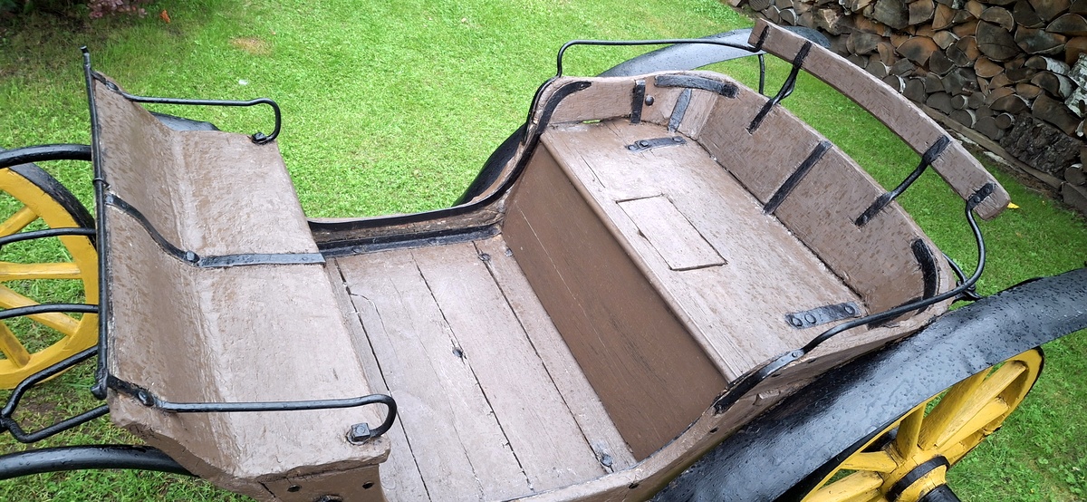 Antikvarinė Brička lineika – karieta be stogo