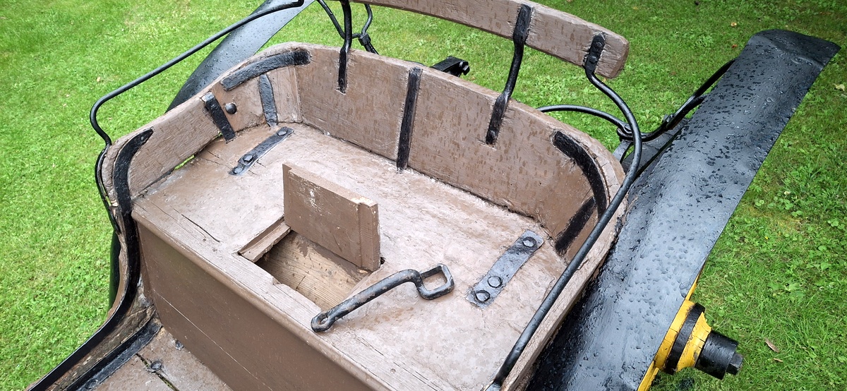 Antikvarinė Brička lineika – karieta be stogo