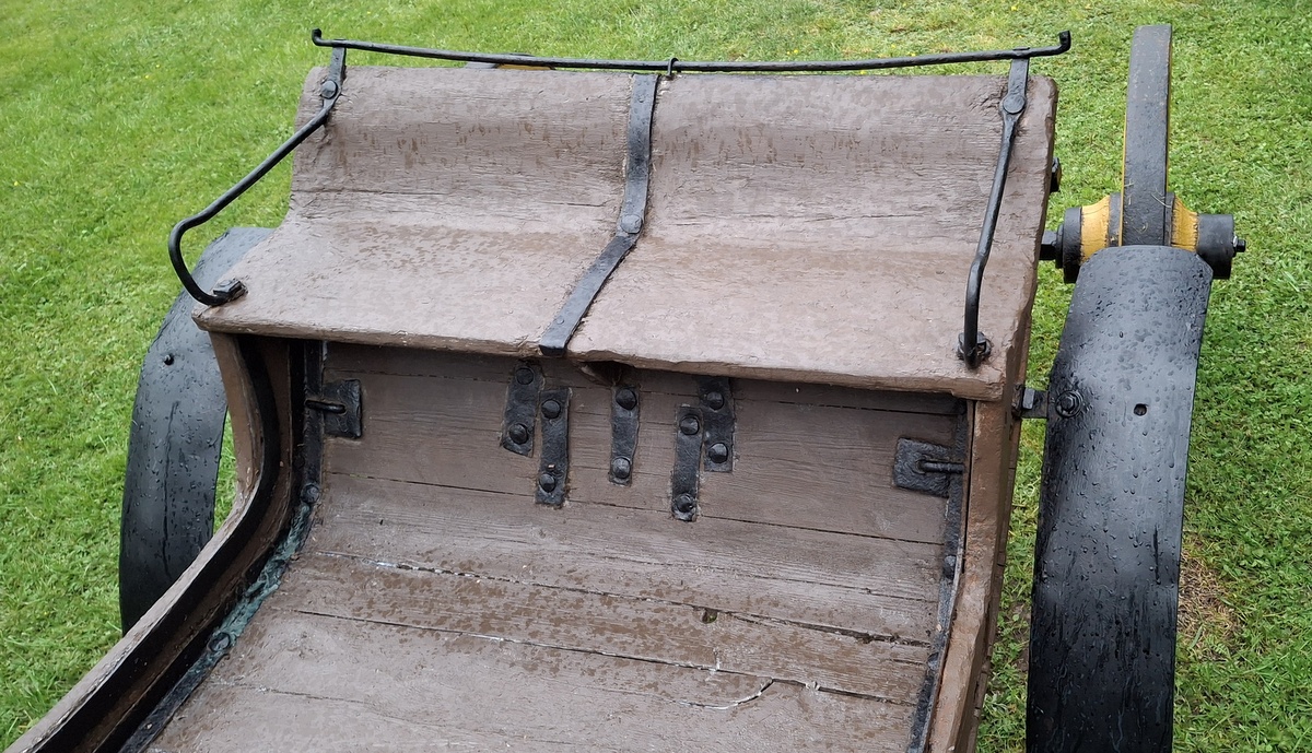 Antikvarinė Brička lineika – karieta be stogo