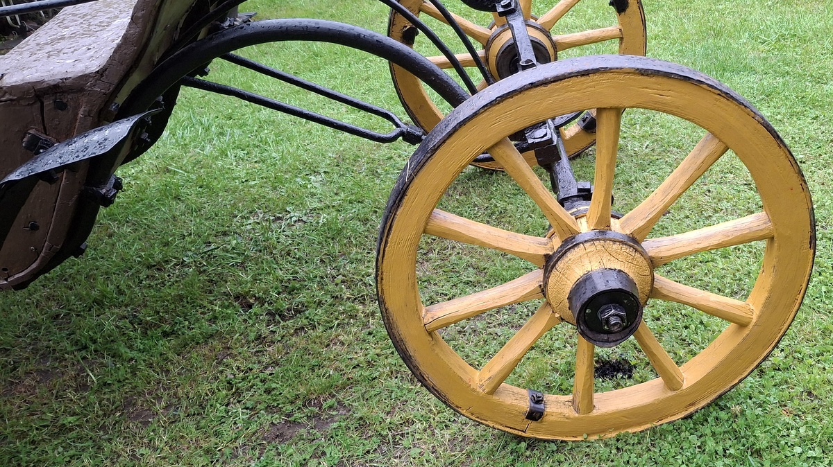 Antikvarinė Brička lineika – karieta be stogo