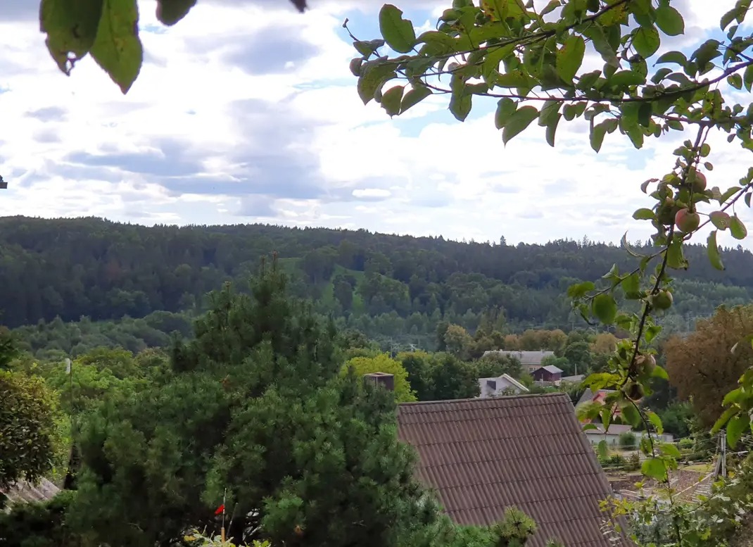 Parduodamas sudęges butas su 8 arų žemės sklypų