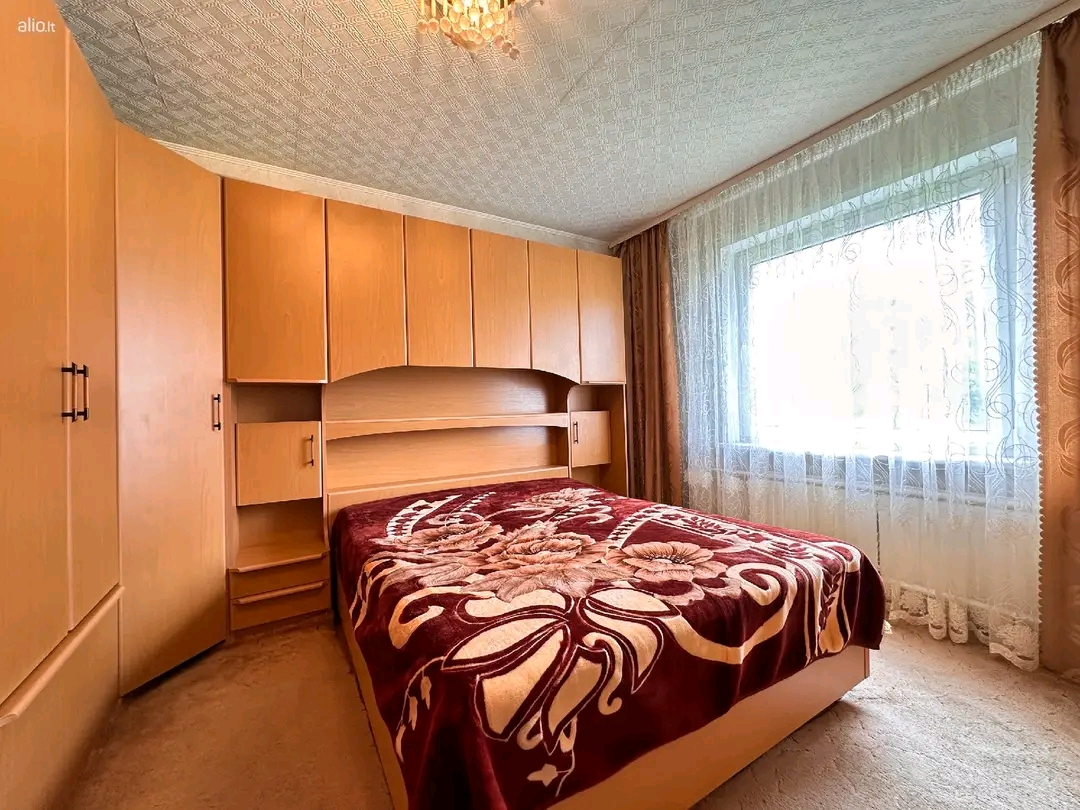 Parduodamas 2 kambarių butas su holu Klaipėdoje.