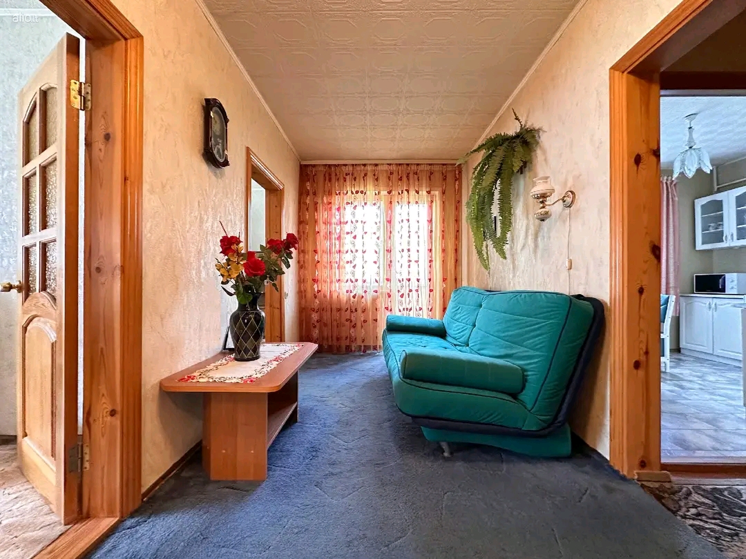 Parduodamas 2 kambarių butas su holu Klaipėdoje.